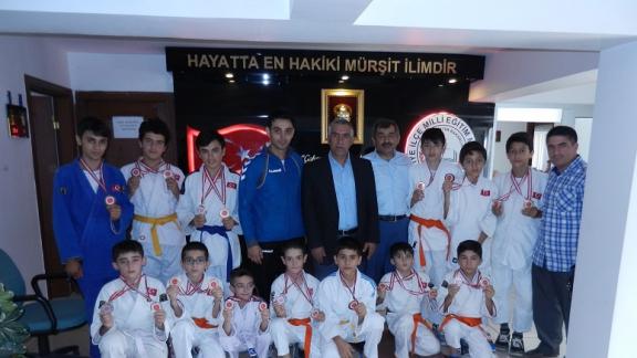 Şampiyonlar, İlçe Milli Eğitim Müdürümüz Sayın Zinnur ŞİMŞEKi makamında ziyaret ettiler.